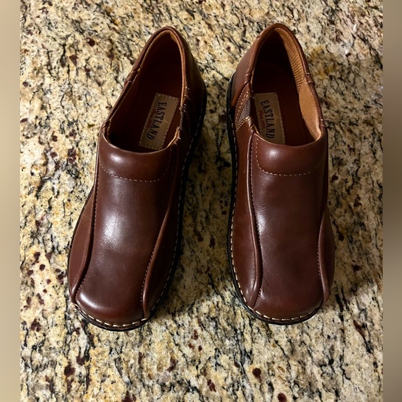 NWOT Eastland Tracie Brown Leather Slip On Shoes size 8.5 Wide - Picture 1 of 5